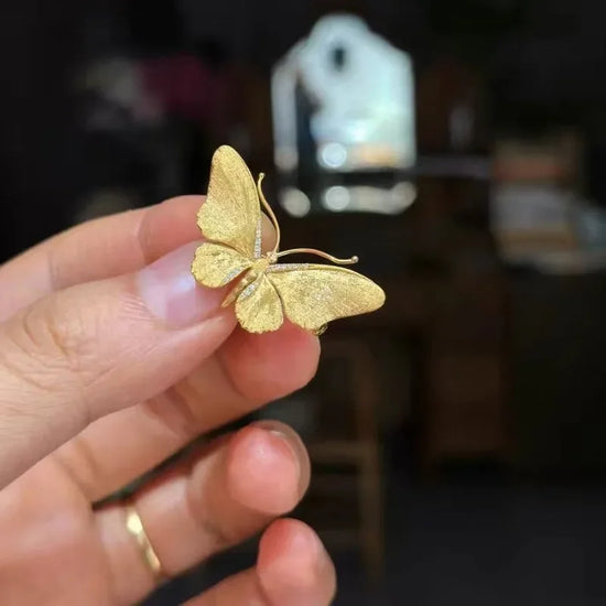 Golden Butterfly‑Shaped Opal Brooch – Exquisite Retro Art Pin, Light‑Luxury Drip‑Oil Design, Simple Versatile Fashion Jewelry for Women